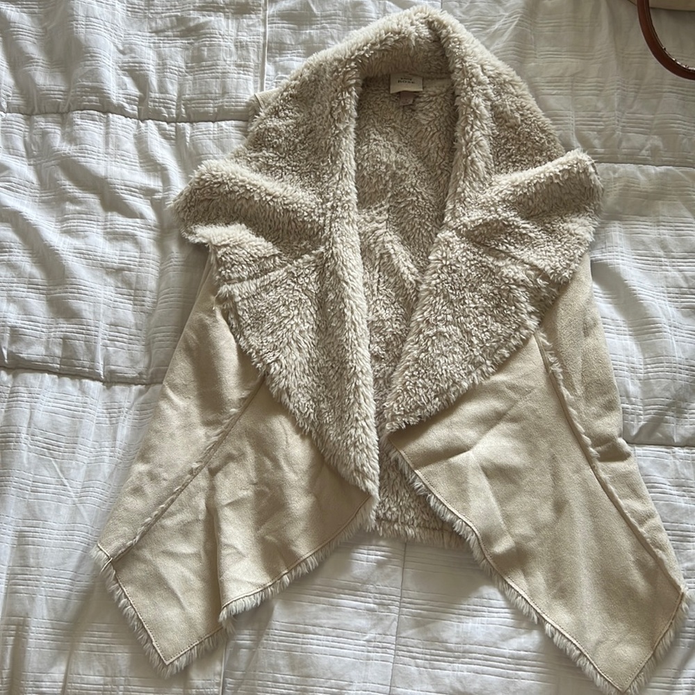 Knox Rose Cream colored suede vest with fur lining